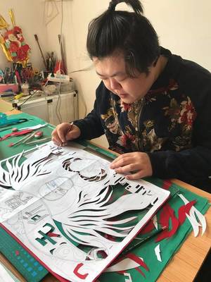 禪城文藝作者以剪紙、書(shū)法為載體，為武漢加油打氣并承辦展覽活動(dòng)